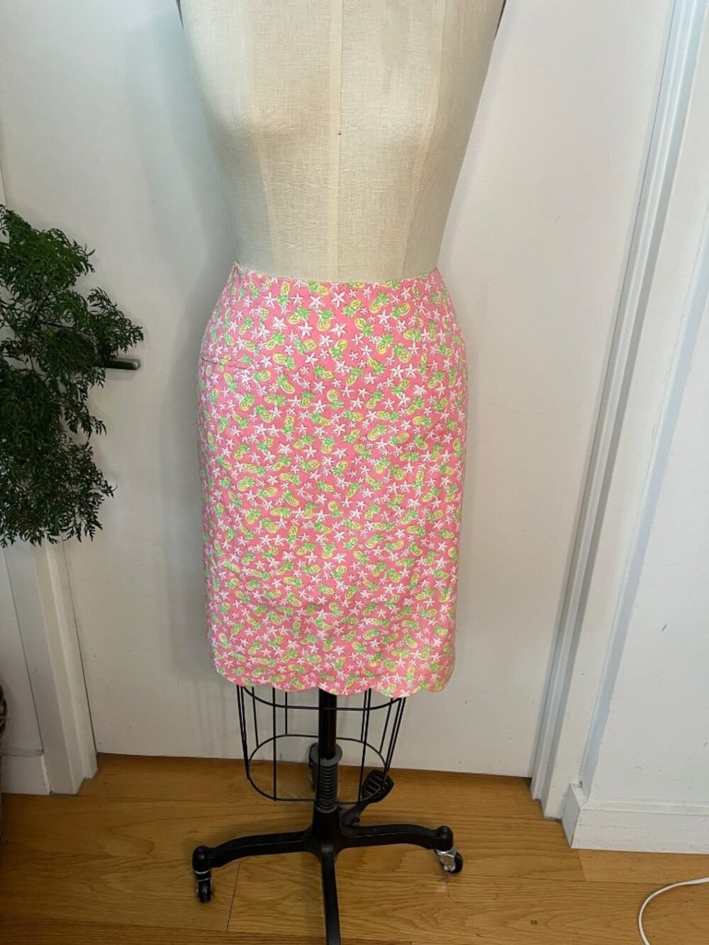 Vintage Lilly Pulitzer 100% Cotton Scalloped Bottom, Pinaepple Skirt Size 6